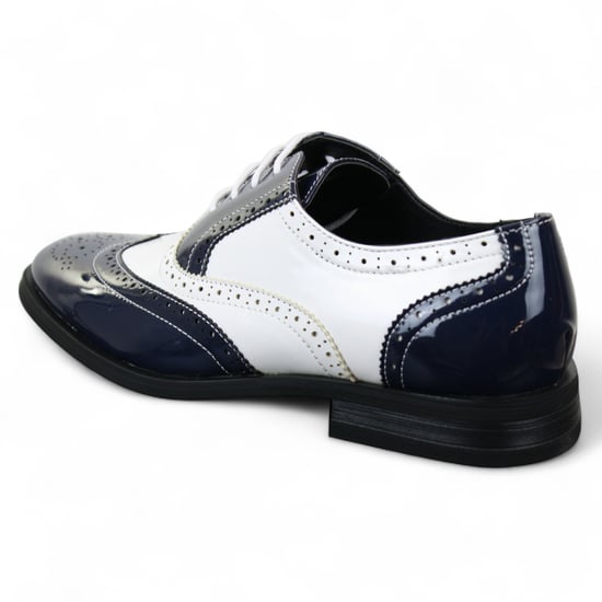 Herenschoenen met vetersluiting in marineblauw en wit, in de kleur 'Brogues' - Image 2