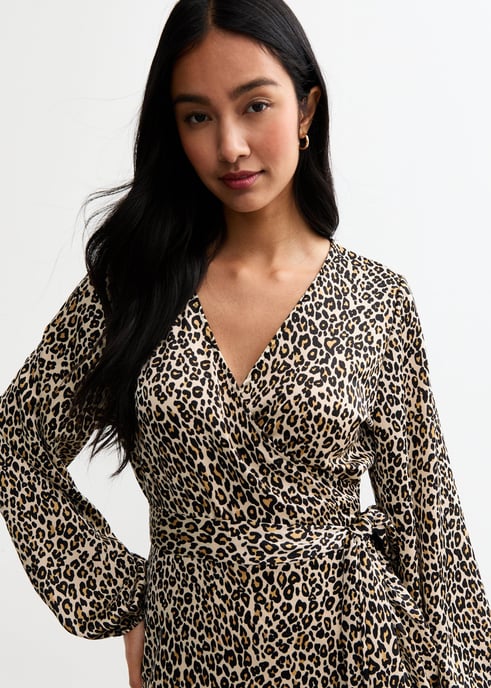 Beige mini wikkeljurk met ruches en dierenprint - Image 2