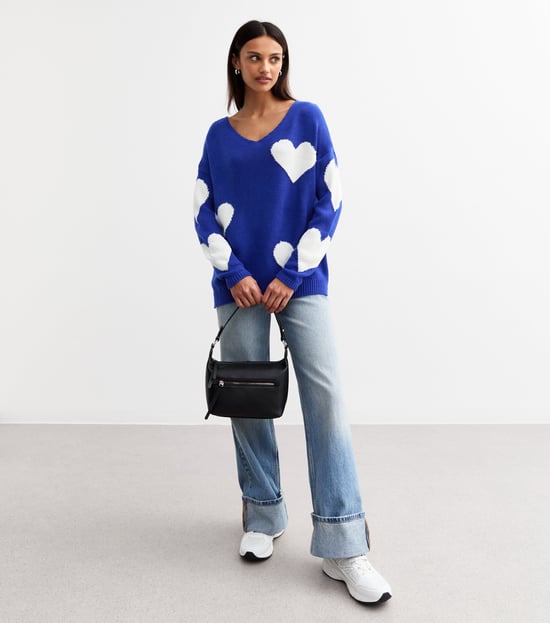 Blauwe V-hals oversized gebreide hartjestrui. - Image 1