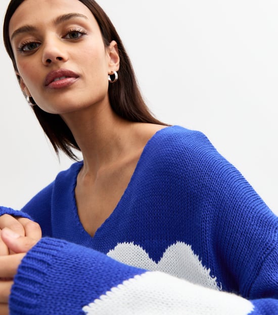 Blauwe V-hals oversized gebreide hartjestrui. - Image 2