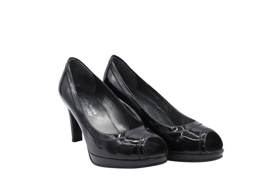 Stuart Weitzman x Russel Bromley Peep-Toe Pumps in Zwart Glanzend Leer - Image 2