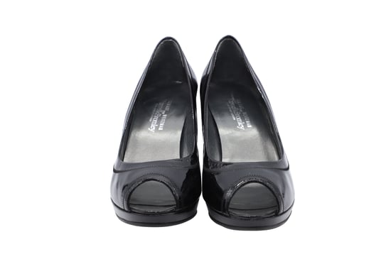 Stuart Weitzman x Russel Bromley Peep-Toe Pumps in Zwart Glanzend Leer - Image 3