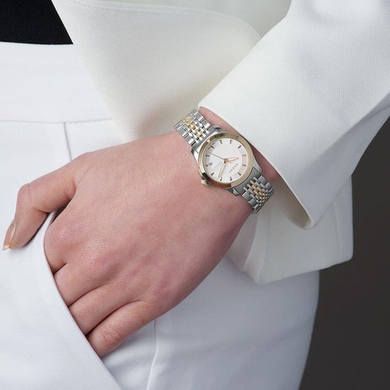 Gucci G-Timeless YA126511 Tweekleurig Dameshorloge - Elegant & Veelzijdig - Image 3