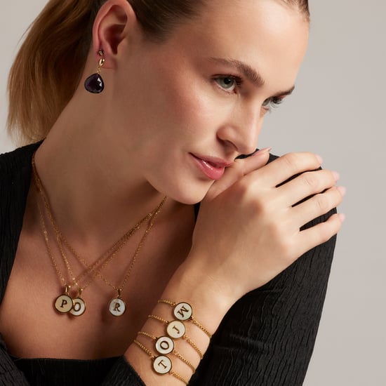Luxenter collier in wit parelmoer afgewerkt in 18K geel goud - Alfabet - Image 2