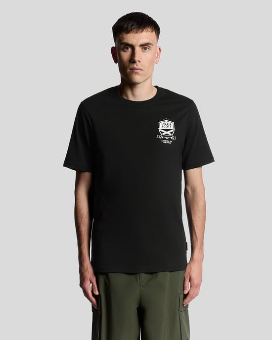 Lyle & Scott Legends Op Het Veld Graphic T-shirt - Zwart - Image 1