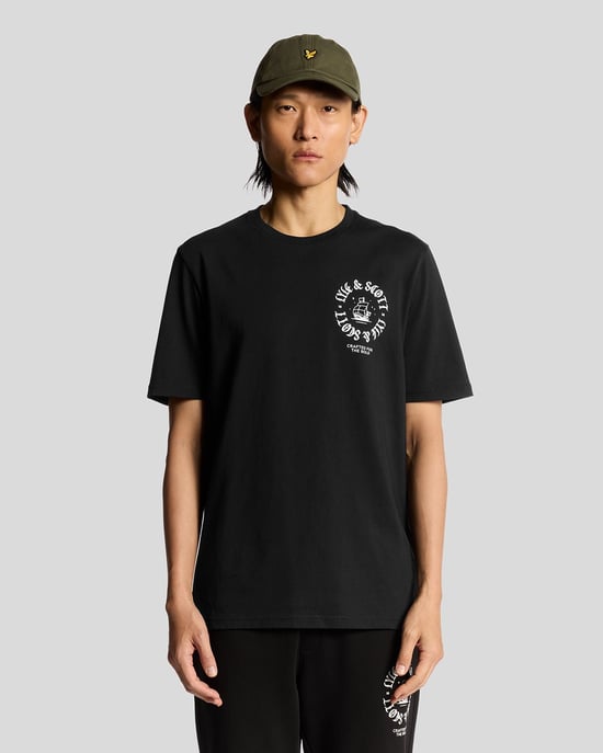 Lyle & Scott Ship Insignia Grafisch T-shirt - Zwart - Image 1