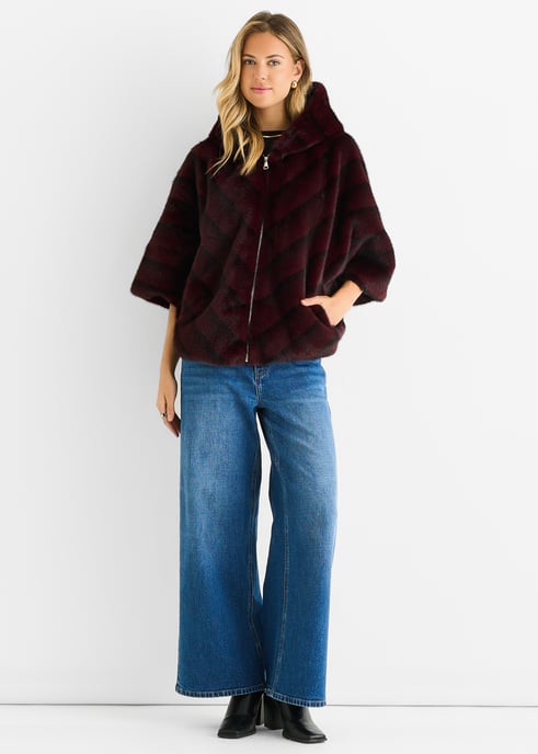 Bordeauxrode cape met capuchon en chevronmotief van imitatiebont - Image 1