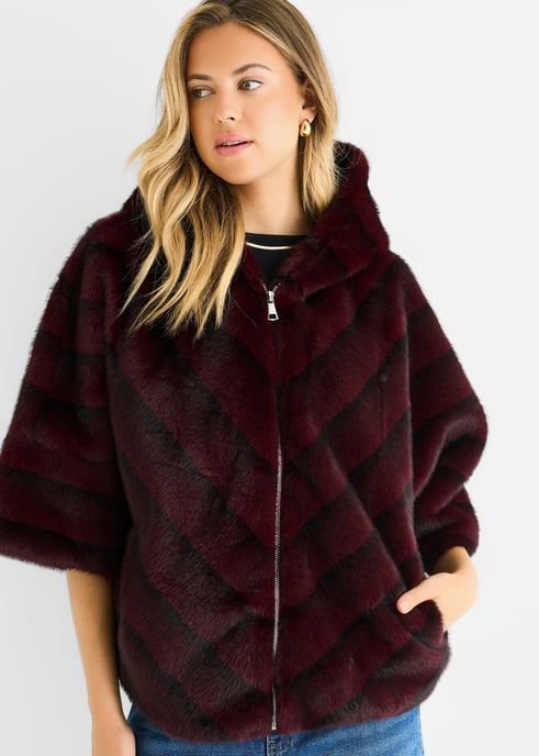 Bordeauxrode cape met capuchon en chevronmotief van imitatiebont - Image 2