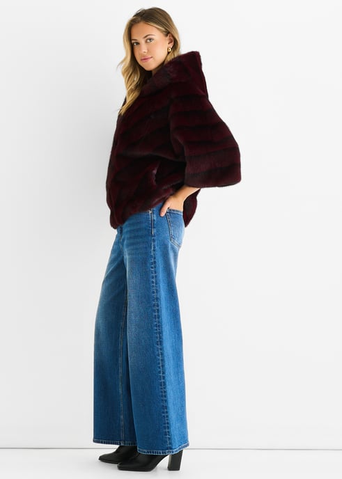 Bordeauxrode cape met capuchon en chevronmotief van imitatiebont - Image 3