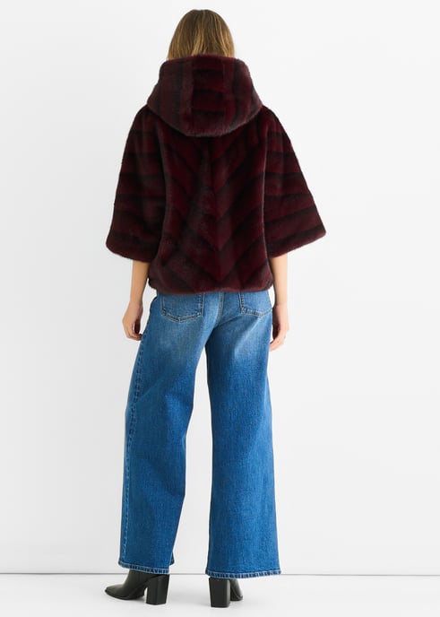 Bordeauxrode cape met capuchon en chevronmotief van imitatiebont - Image 4
