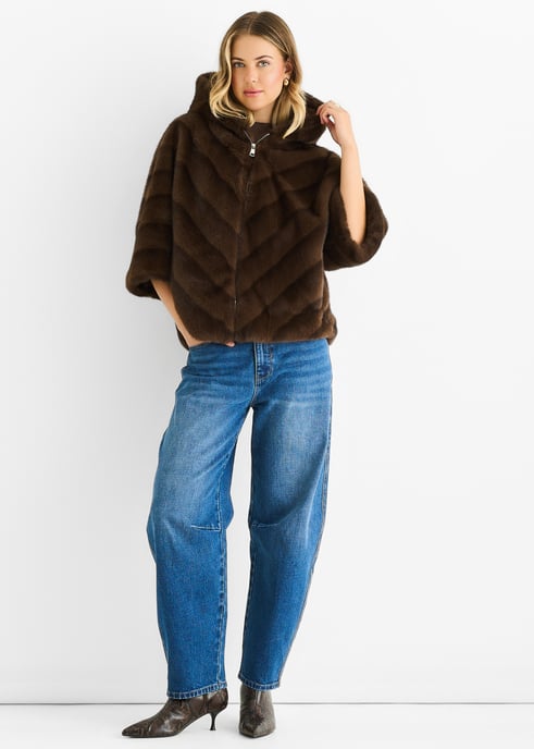Koffiekleurige cape met capuchon en chevronpatroon van imitatiebont - Image 1