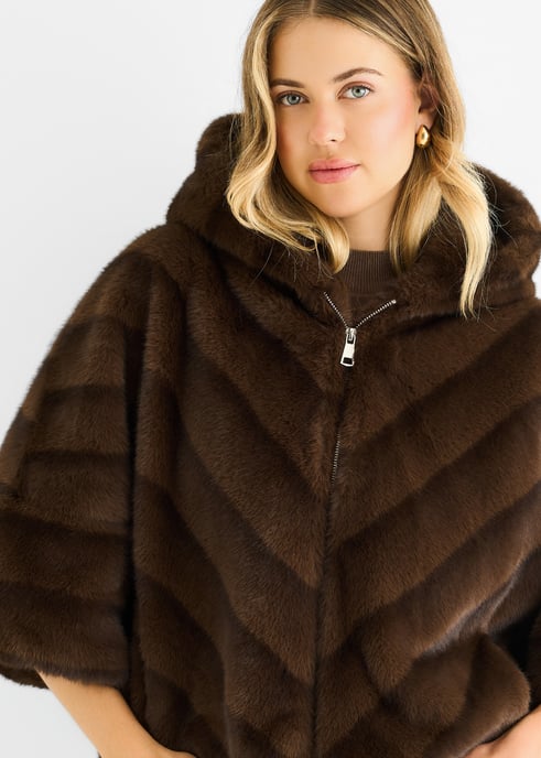Koffiekleurige cape met capuchon en chevronpatroon van imitatiebont - Image 2