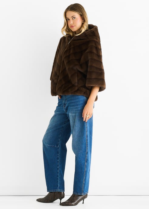 Koffiekleurige cape met capuchon en chevronpatroon van imitatiebont - Image 3