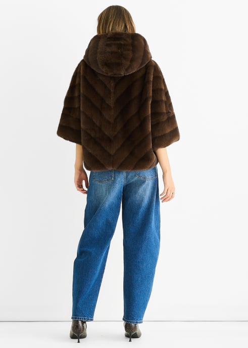 Koffiekleurige cape met capuchon en chevronpatroon van imitatiebont - Image 4