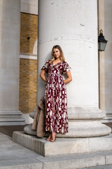 Bordeauxrode metallic jacquard maxi-jurk met bloemenprint en fladderende mouwen - Image 1