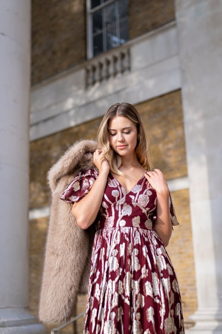 Bordeauxrode metallic jacquard maxi-jurk met bloemenprint en fladderende mouwen - Image 2