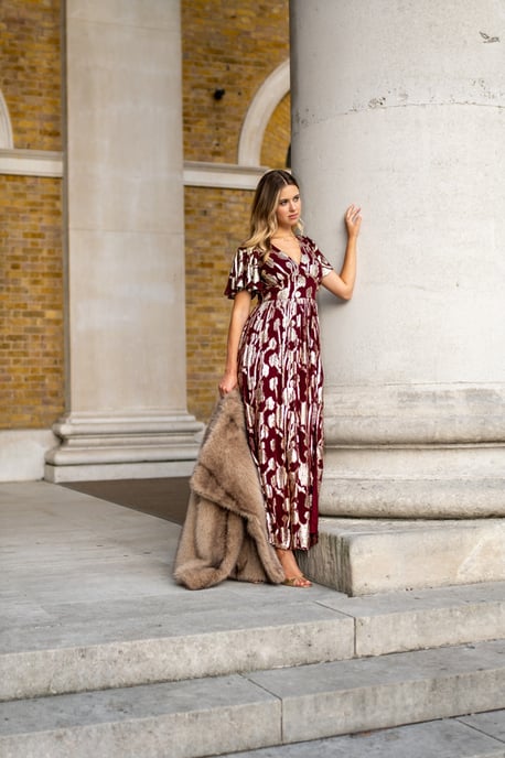 Bordeauxrode metallic jacquard maxi-jurk met bloemenprint en fladderende mouwen - Image 3