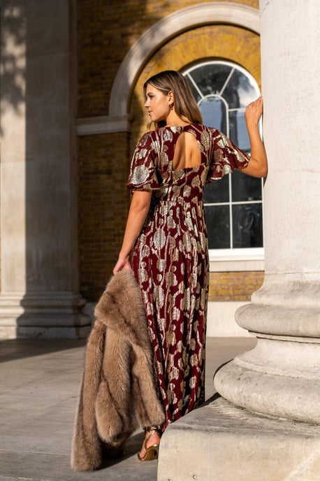 Bordeauxrode metallic jacquard maxi-jurk met bloemenprint en fladderende mouwen - Image 4