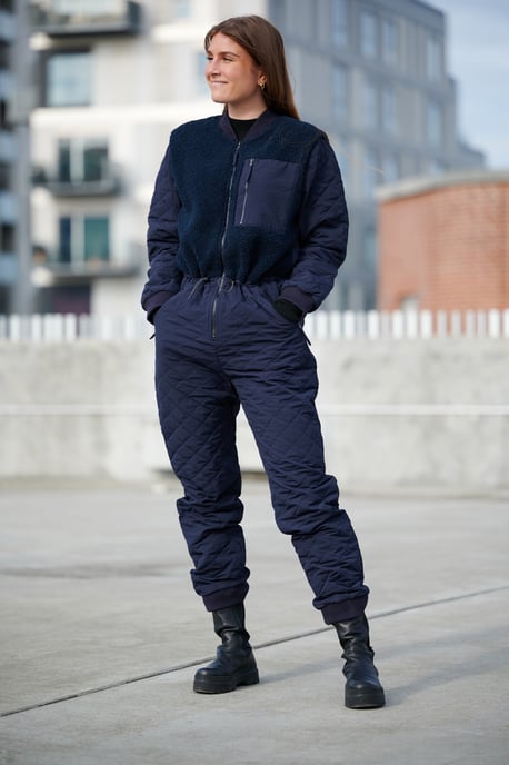 Ana Quilt Jumpsuit in Marineblauw - Image 3