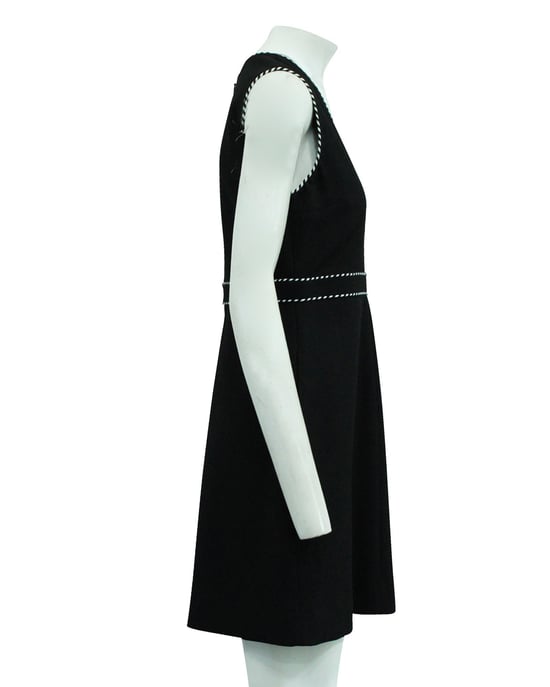 Zwarte Jurk met V-hals Detail - Image 3