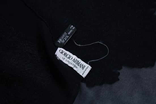 Zwarte zijden sjaal van Giorgio Armani met doorschijnende details - Image 3