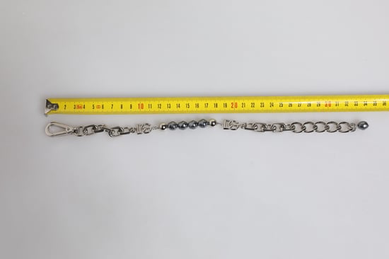 Zilverkleurige ketting met kreeftsluiting en logo armband met grijze parels - Image 3