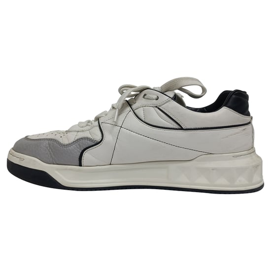 Valentino Garavani One Stud Lage Sneakers in Witte Lamsleer - Image 1
