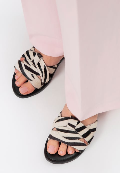 Wittchen Dames leren slippers met dierenprint in zwart en beige, natuurlijk leer - Image 1