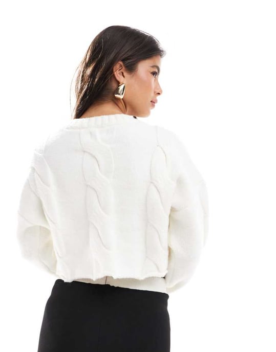 SNDYS premium kort kabelstickad cardigan i creme - Image 4