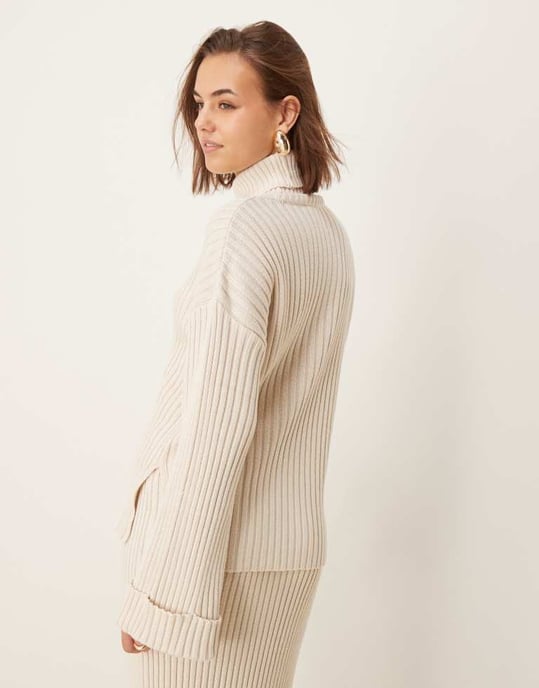 YAS stickad rullkragsjumper med uppvikta ärmar i krämfärg - Image 3