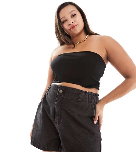 In The Style Plus exklusiva denimshorts med elastisk midja i papperssäcksstil i svart - Image 1