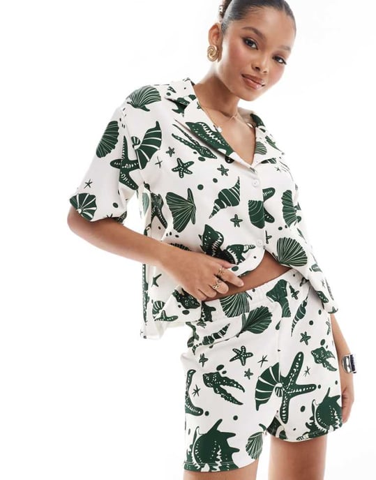 ASOS DESIGN shorts-set i snäcksprint - Image 1