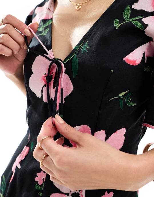 ASOS DESIGN spunnit fladderärms bredbenad jumpsuit i mörk blommig tryck - Image 2