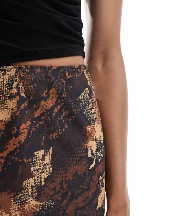 ASOS DESIGN Tallsatin maxi kjol med snakerprint - Image 3