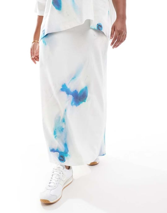 ASOS EDITION Curve premium tungviktad texturerad jersey kolumnmaxikjol i suddig tryck - Image 2