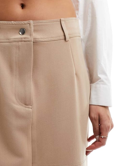 ASOS DESIGN utilitär maxikjol med fällfickdetaljer i beige - Image 2