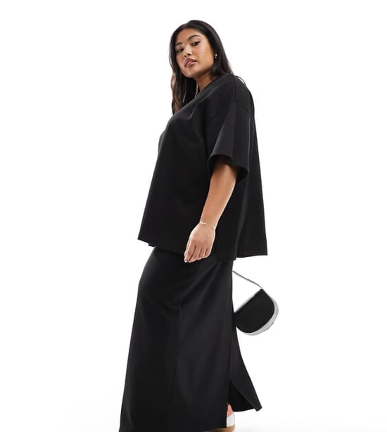 ASOS EDITION Curve premium tungvikts texturerad jersey kolonn maxikjol i svart - Image 1