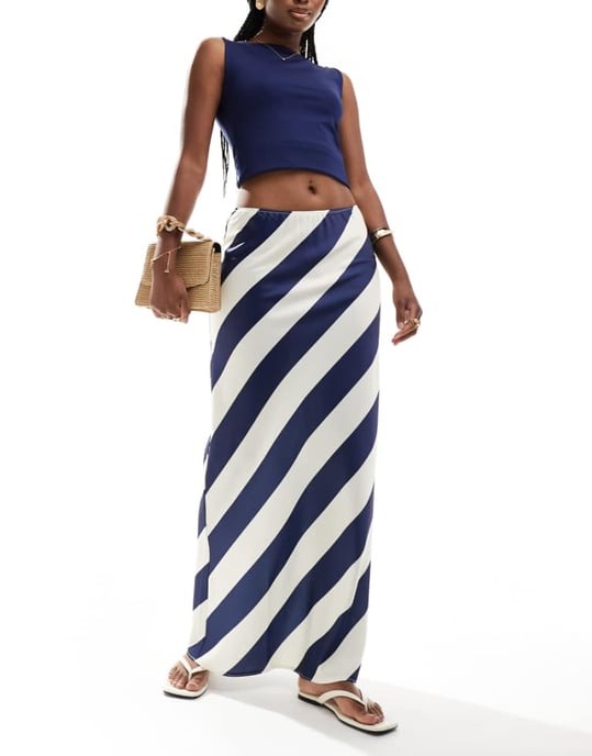 ASOS DESIGN sidentygs maxi kjol med snedställd kant i marinrandig - Image 1