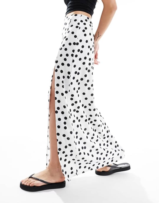 ASOS DESIGN maxikjol med delad ben i krämfärgad prickig mönster - Image 4