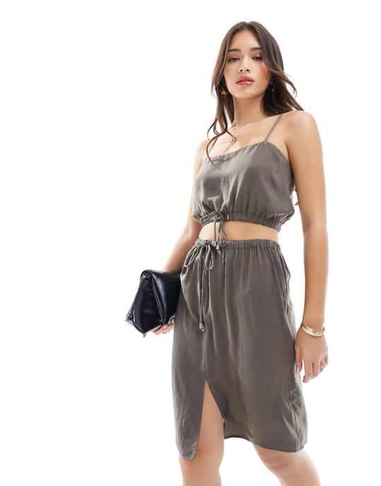 ASOS DESIGN satinband i midjan premium kjol i 90-talets längd koord i mörkgrön - Image 1