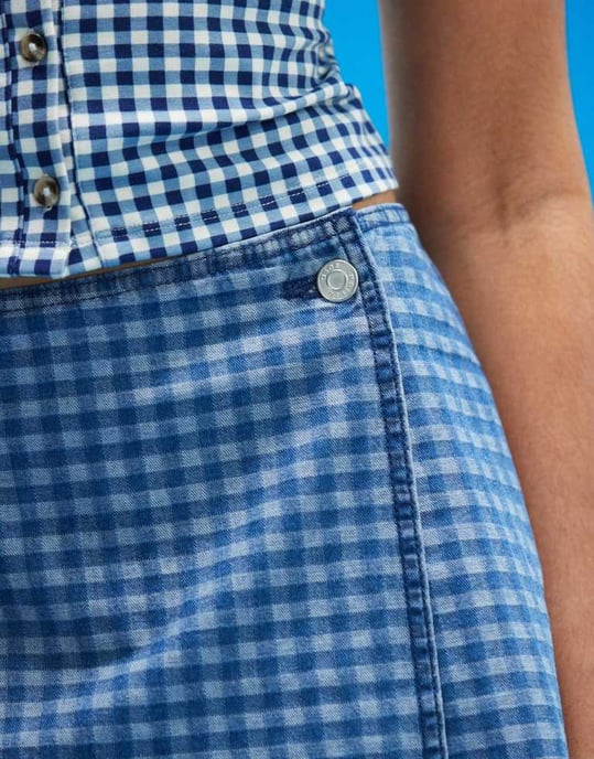 ASOS DESIGN denim wrap mini kjol i blått rutmönster - Image 3
