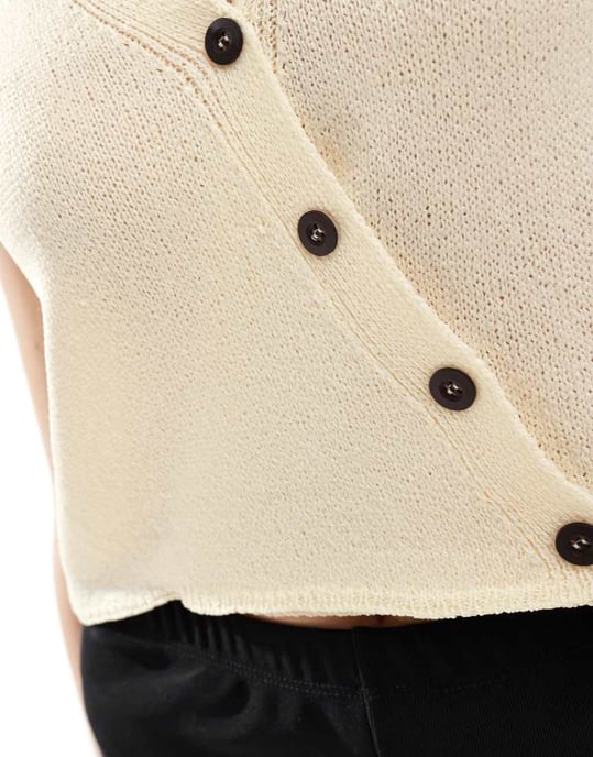 ASOS DESIGN asymmetrisk väst i bouclé-garn i krämfärg - Image 4
