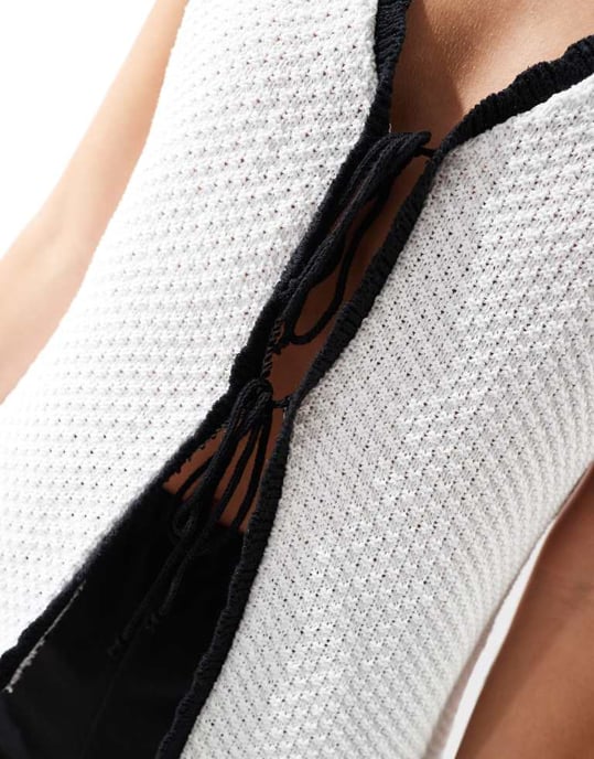 ASOS DESIGN stickad väst med kontrasterande kant i vitt - Image 3
