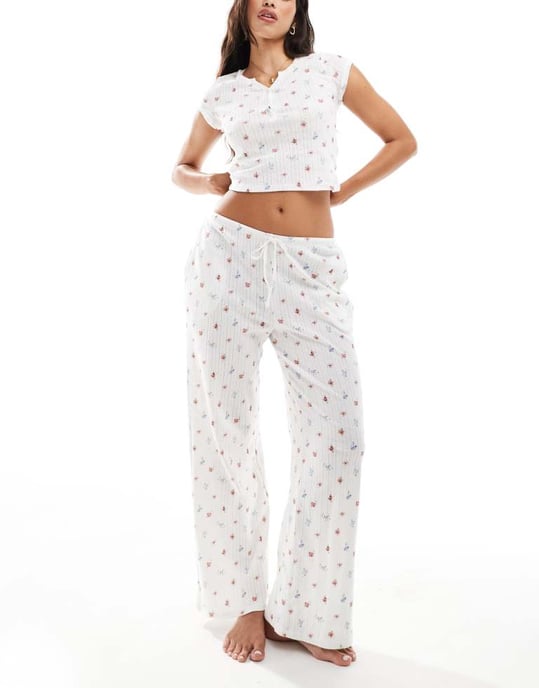 Kaiia exklusiv bomullsblandning mixa och matcha pointelle kortärmad knäppning pyjamasöverdel i krämfärgad blommönster - Image 2
