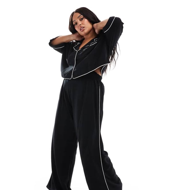ASOS DESIGN Curve supersoft slinky vidbenad pyjamabyxa i svart med kontrasterande detaljer - Image 1