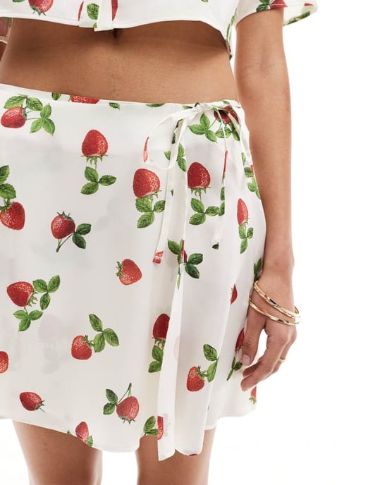 ASOS DESIGN satin wrap mini kjol i jordgubbstryck set - Image 4