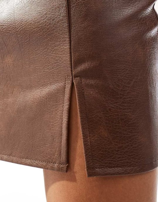 ASOS DESIGN mini kjol i läderlook med delad fram i tvättad brun - Image 3