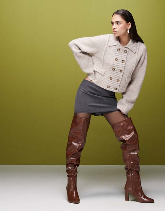 ASOS DESIGN Kaia blockklackade sammetsstövlar över knät i tan - Image 1