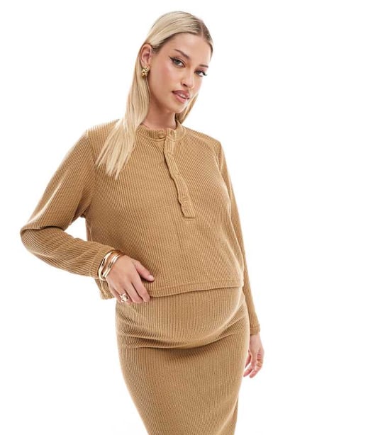 Mamalicious gravid kortärmad henley-top i senapssystem - Image 1