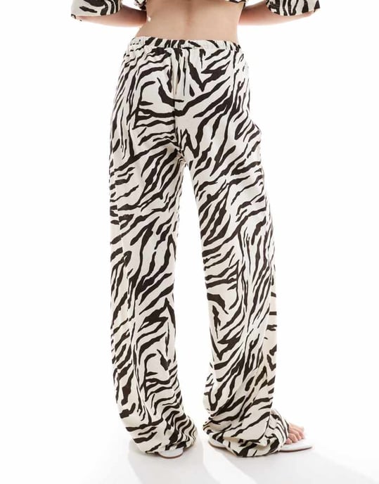 ASOS DESIGN låga, texturerade co-ord byxor i linne-look med zebramönster - Image 4